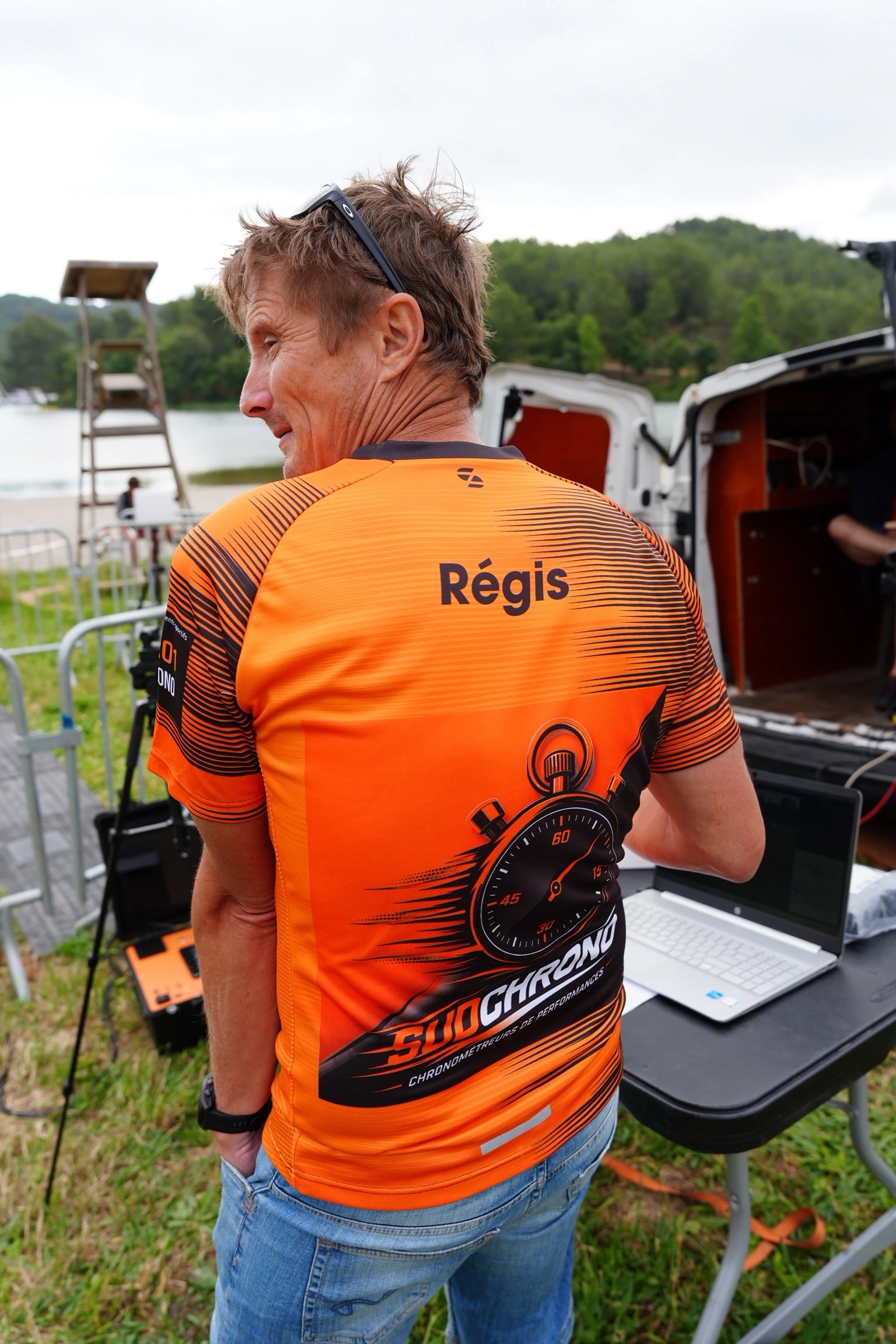 Régis Champrose au poste de chronométrage SudChrono en bord de lac